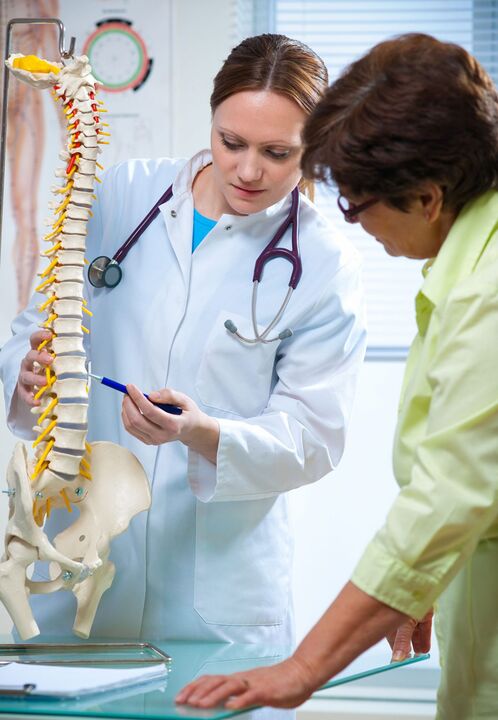 le médecin démontre l'ostéochondrose de la colonne vertébrale sur un modèle