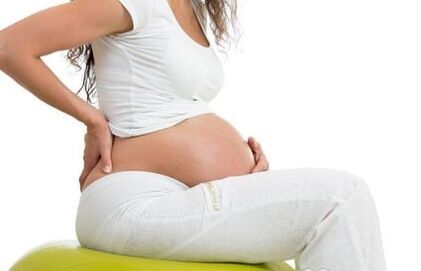 Des douleurs aux omoplates peuvent survenir chez une femme pendant la grossesse. 