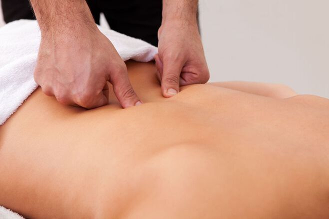 Massage thérapeutique une méthode pour éliminer les maux de dos dans la zone des omoplates